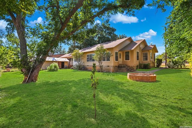 1604 J St, Floresville, TX 78114