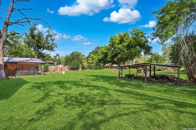 1604 J St, Floresville, TX 78114