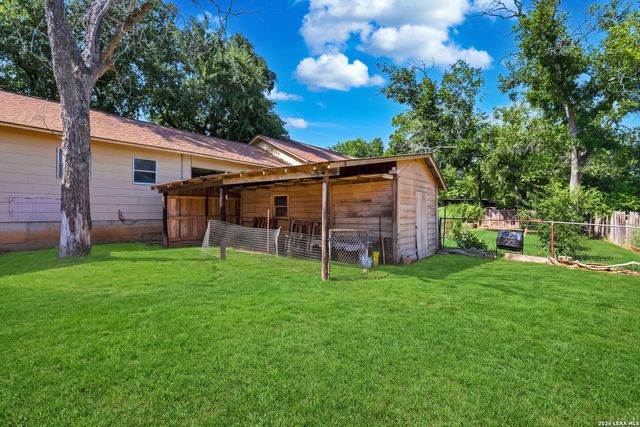1604 J St, Floresville, TX 78114