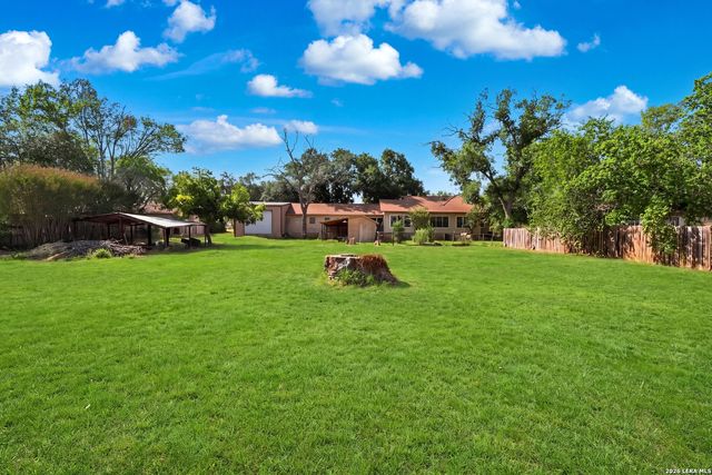1604 J St, Floresville, TX 78114