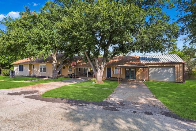 1604 J St, Floresville, TX 78114