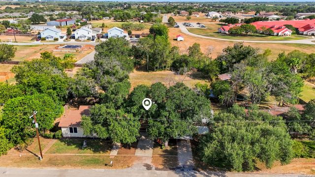 1604 J St, Floresville, TX 78114