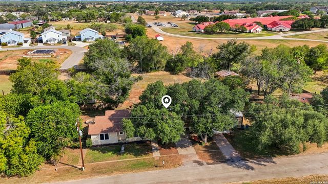 1604 J St, Floresville, TX 78114