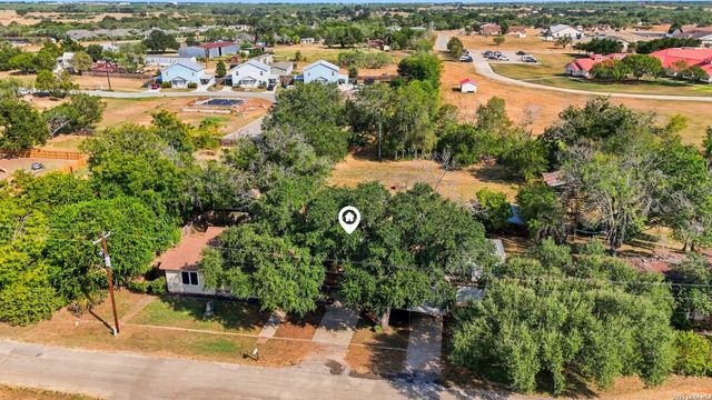 1604 J St, Floresville, TX 78114