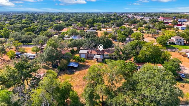 1604 J St, Floresville, TX 78114