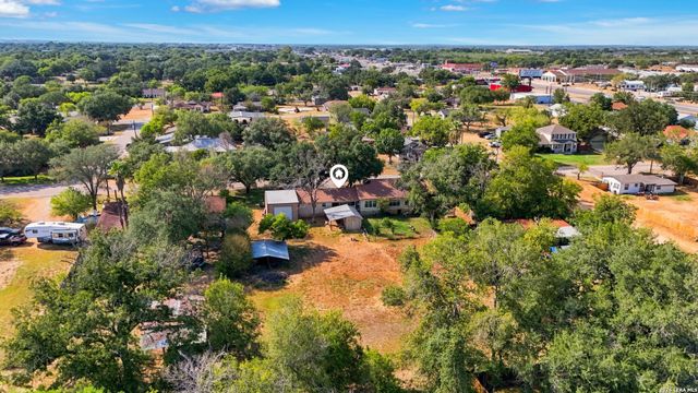 1604 J St, Floresville, TX 78114