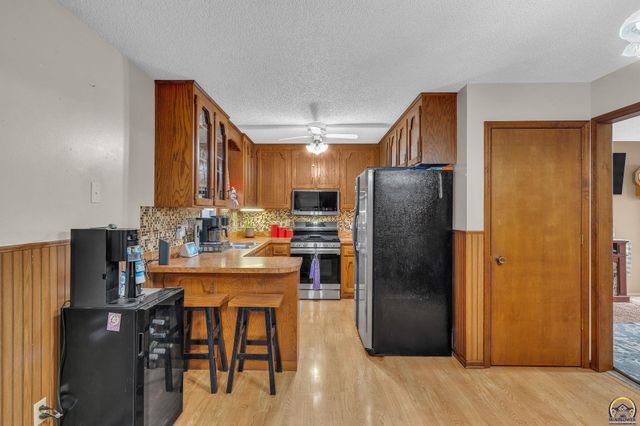 2145 SE 38th CIR, Topeka, KS 66609