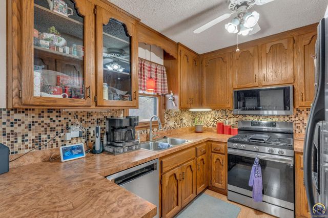 2145 SE 38th CIR, Topeka, KS 66609