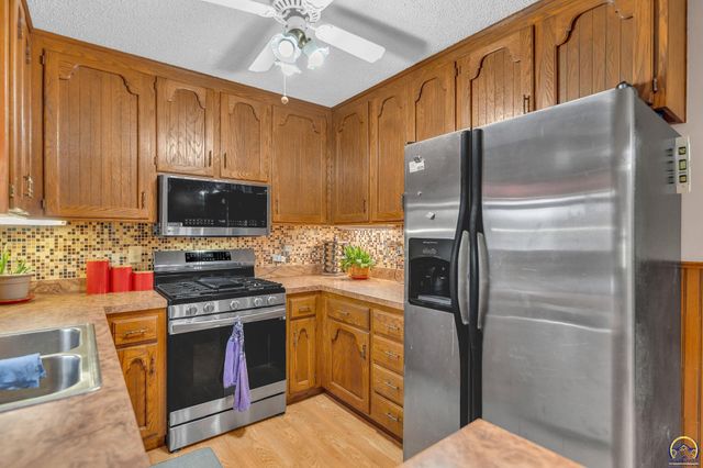 2145 SE 38th CIR, Topeka, KS 66609