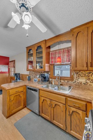 2145 SE 38th CIR, Topeka, KS 66609