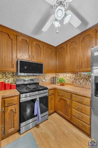 2145 SE 38th CIR, Topeka, KS 66609