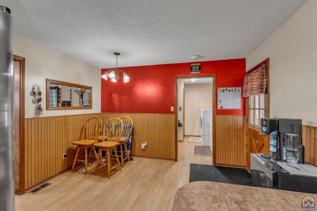 2145 SE 38th CIR, Topeka, KS 66609