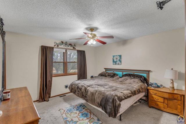 2145 SE 38th CIR, Topeka, KS 66609