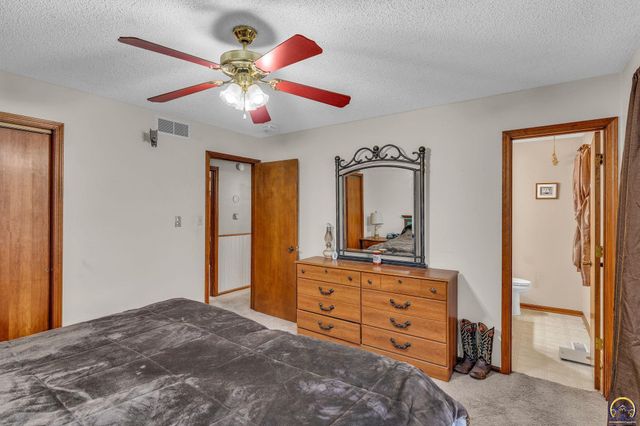 2145 SE 38th CIR, Topeka, KS 66609
