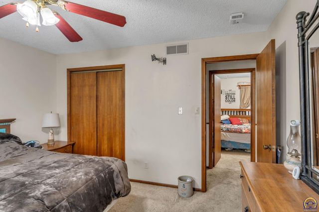 2145 SE 38th CIR, Topeka, KS 66609