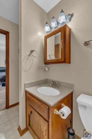 2145 SE 38th CIR, Topeka, KS 66609