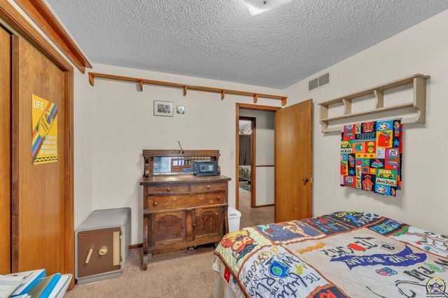 2145 SE 38th CIR, Topeka, KS 66609
