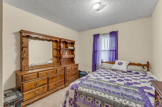 2145 SE 38th CIR, Topeka, KS 66609