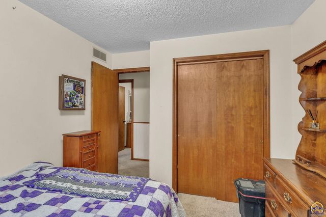 2145 SE 38th CIR, Topeka, KS 66609