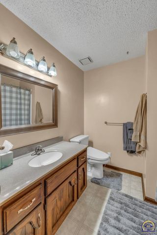 2145 SE 38th CIR, Topeka, KS 66609