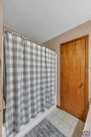 2145 SE 38th CIR, Topeka, KS 66609