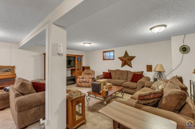 2145 SE 38th CIR, Topeka, KS 66609