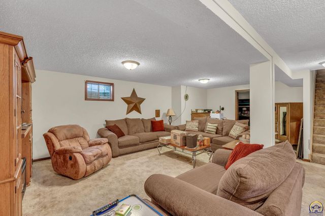 2145 SE 38th CIR, Topeka, KS 66609