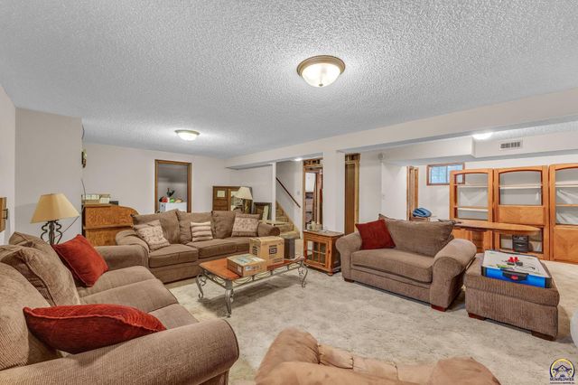 2145 SE 38th CIR, Topeka, KS 66609