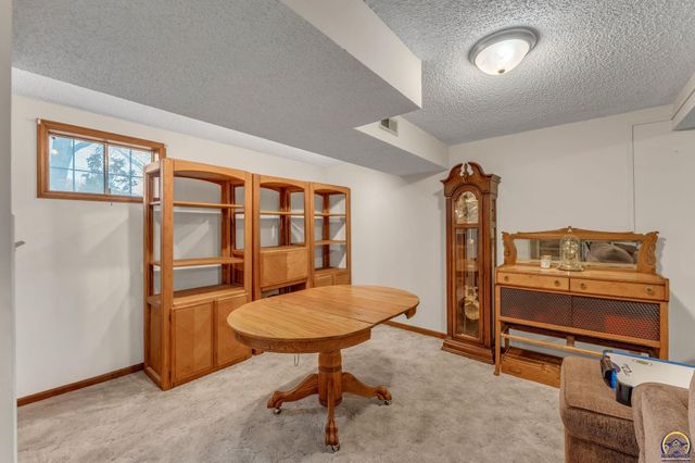 2145 SE 38th CIR, Topeka, KS 66609