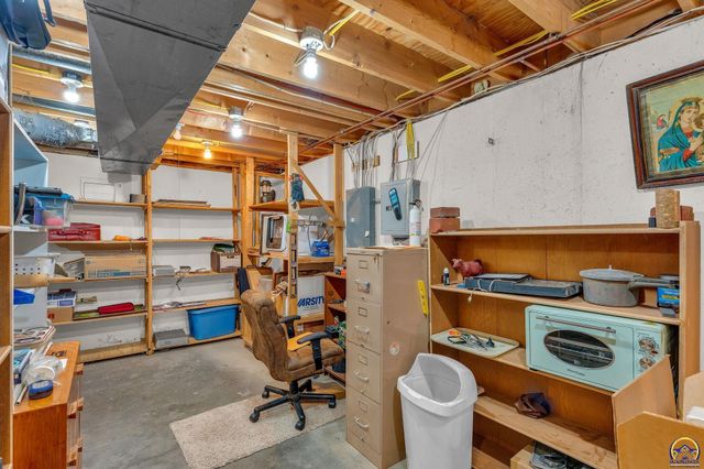 2145 SE 38th CIR, Topeka, KS 66609