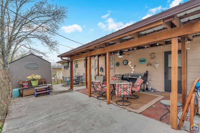 2145 SE 38th CIR, Topeka, KS 66609
