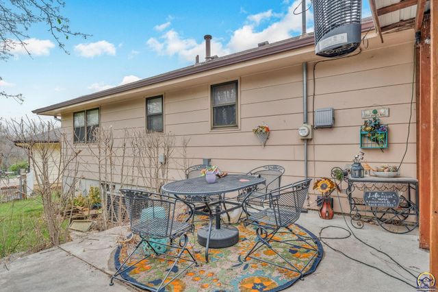 2145 SE 38th CIR, Topeka, KS 66609