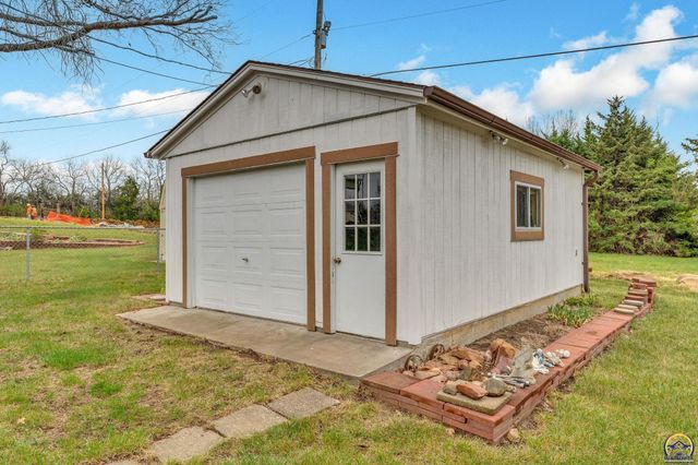 2145 SE 38th CIR, Topeka, KS 66609