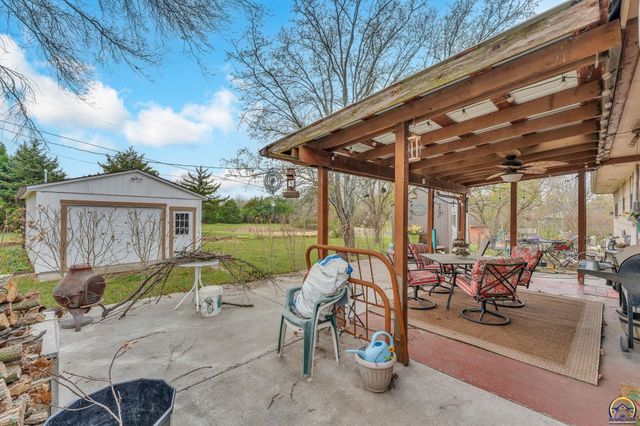 2145 SE 38th CIR, Topeka, KS 66609