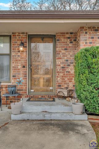 2145 SE 38th CIR, Topeka, KS 66609