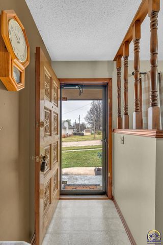 2145 SE 38th CIR, Topeka, KS 66609