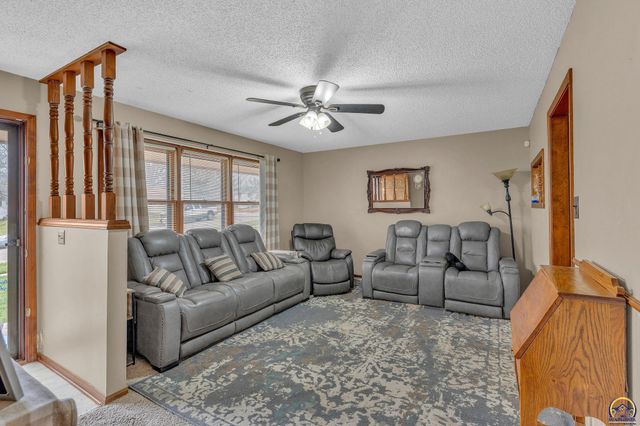 2145 SE 38th CIR, Topeka, KS 66609