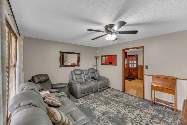 2145 SE 38th CIR, Topeka, KS 66609