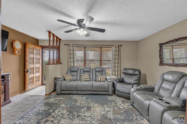 2145 SE 38th CIR, Topeka, KS 66609