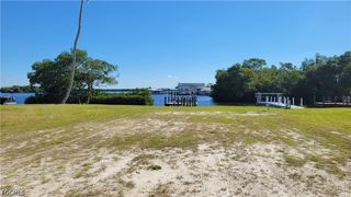 323 Shoreland DR, Fort Myers, FL 33905