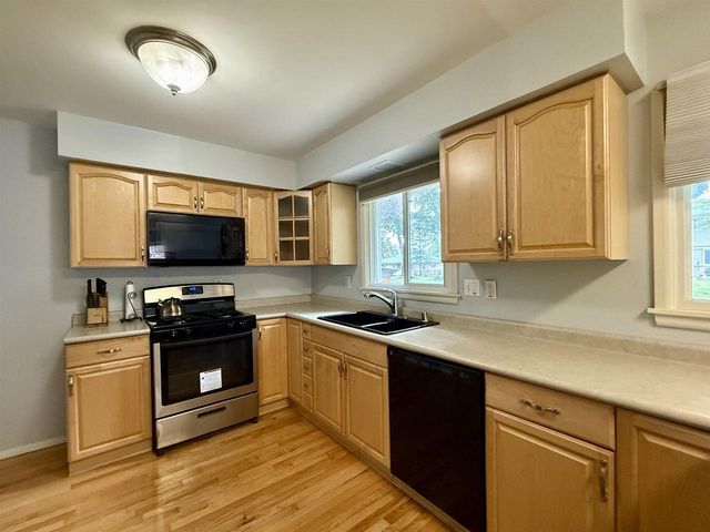 2250 N 103rd Street, Wauwatosa, WI 53226