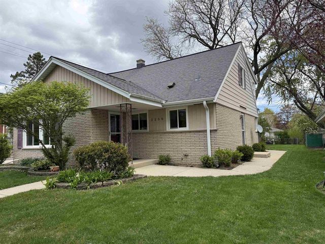 2250 N 103rd Street, Wauwatosa, WI 53226