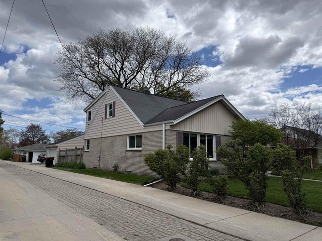 2250 N 103rd Street, Wauwatosa, WI 53226
