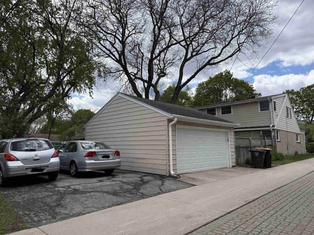 2250 N 103rd Street, Wauwatosa, WI 53226