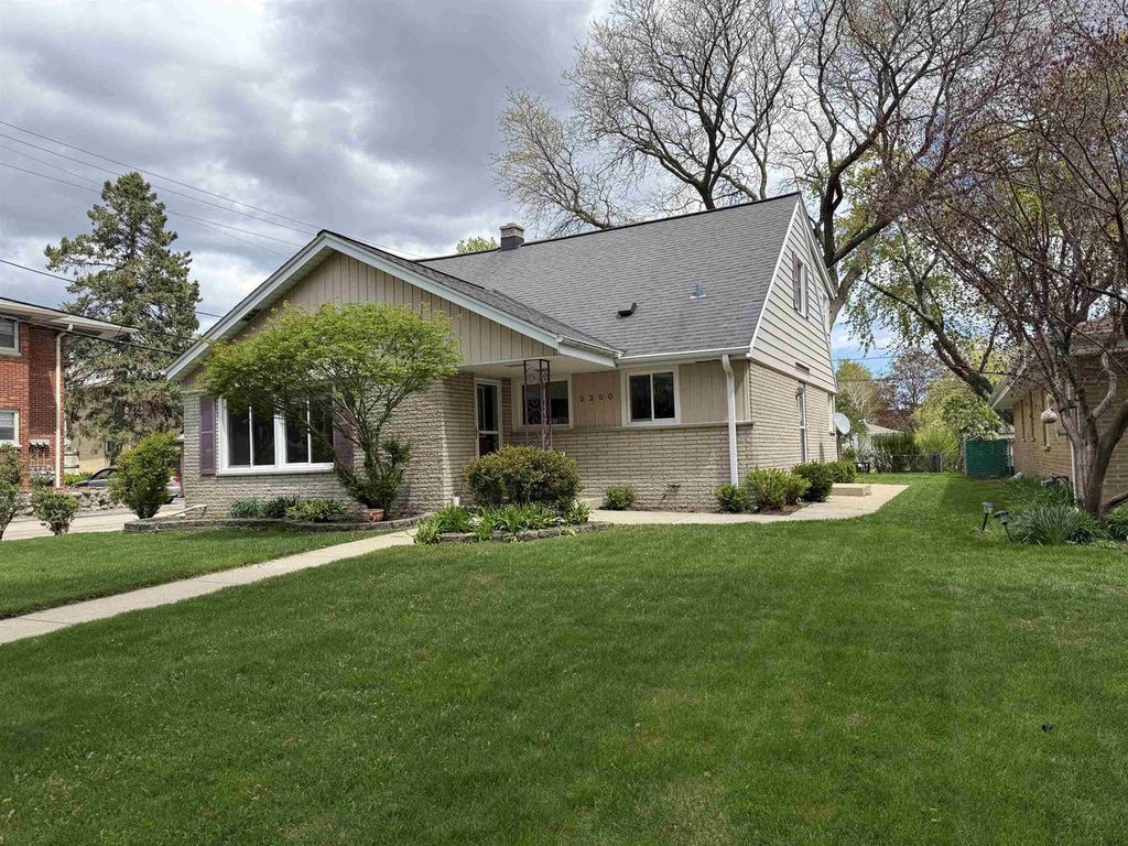 2250 N 103rd Street, Wauwatosa, WI 53226