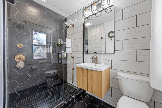 2451 Grande Avenue SE, Cedar Rapids, IA 52403