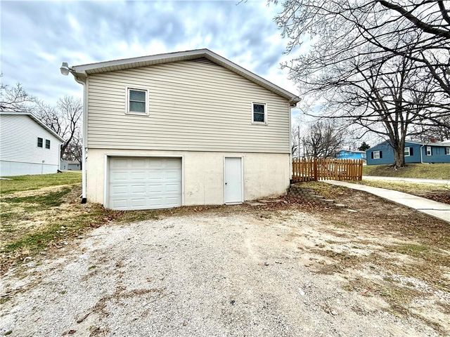 422 E THOMPSON Street, Maryville, MO 64468