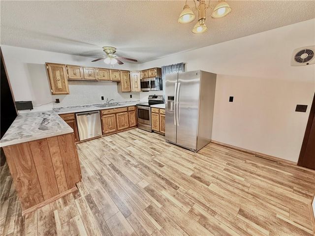 422 E THOMPSON Street, Maryville, MO 64468