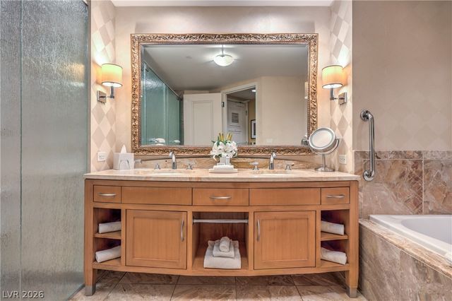 2000 Fashion Show Drive 5417, Las Vegas, NV 89109