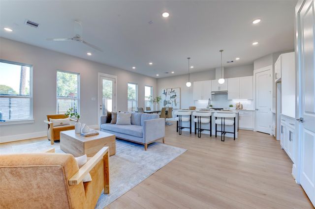 5132 Rosslyn Road, Houston, TX 77018